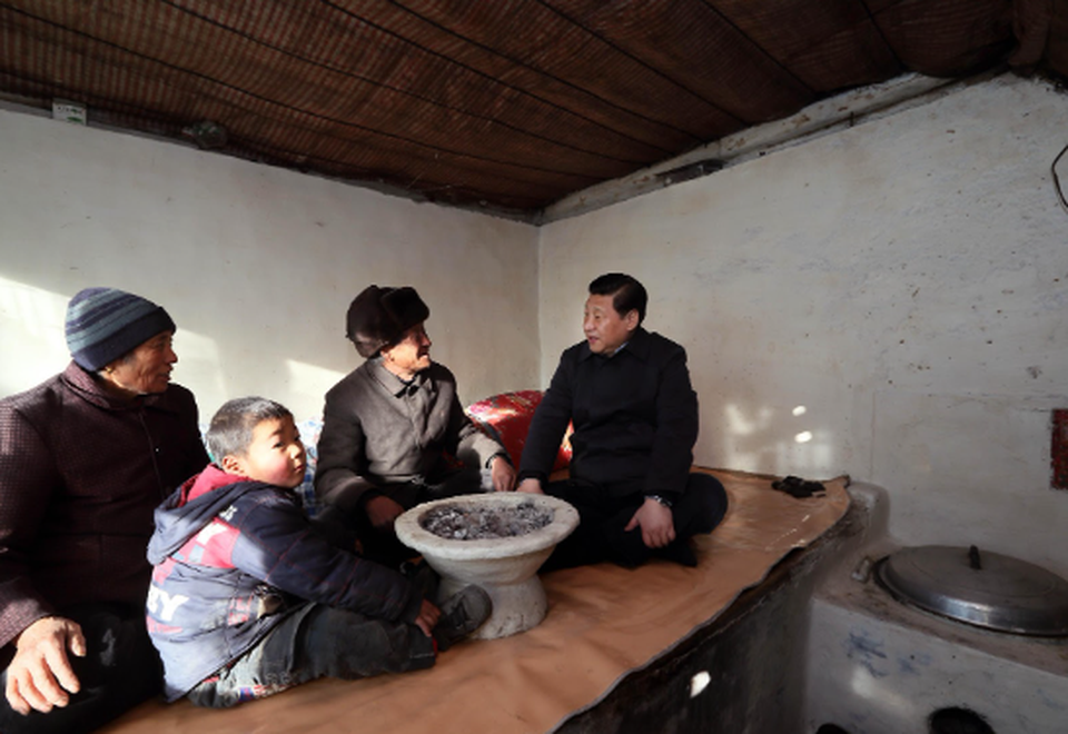 Xi Jinping visita a famlia de Tang Rongbin na aldeia de Luotuowan da vila de Longquanguan, distrito de Fuping, na Provncia de Hebei, norte da China, em 30 de dezembro de 2012 (Foto: Xinhua/Lan Hongguang)