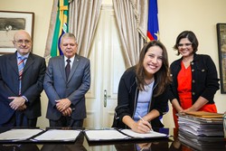 Governadora sanciona lei que refora quadro de desembargadores do TJPE  (Foto: Governo do Estado )