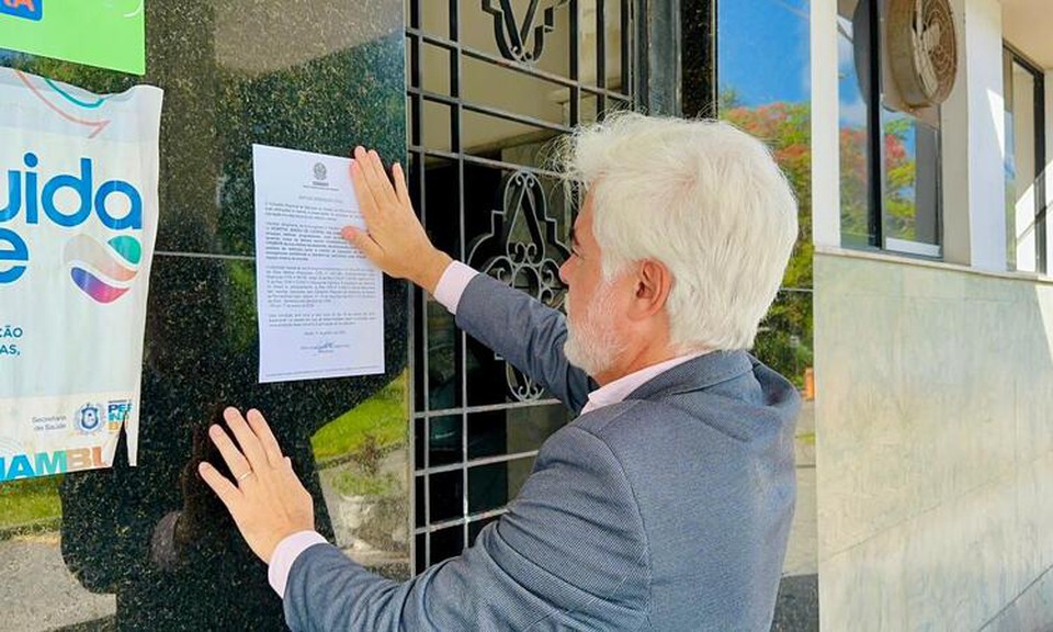 O Diretor de Fiscalizao do Cremepe, Carlos Eduardo da Cunha fixou o documento de interdio do Hospital no incio da tarde desta sexta (19) (Foto: Isabela Alencar/Cremepe)
