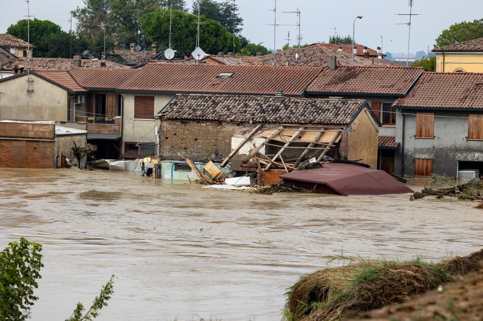 A tempestade chegou hoje ao norte da Itlia, causando enchentes severas na regio de Emilia-Romagna (foto: Federico SCOPPA / AFP)