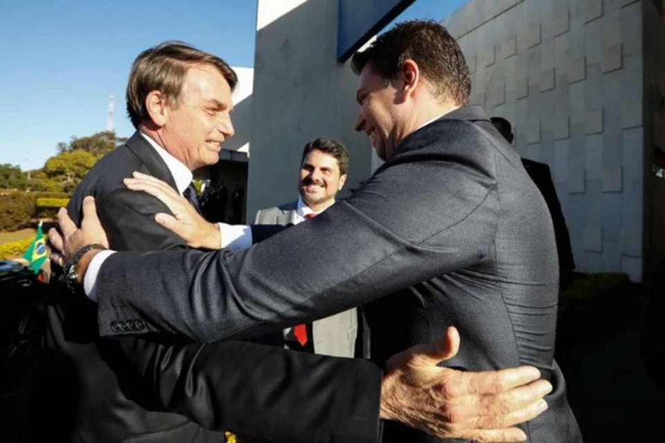 Bolsonaro cumprimenta Ramagem em julho de 2019, quando o ento diretor-geral da PF assumia a chefia da Abin  (foto: Carolina Antunes/PR)