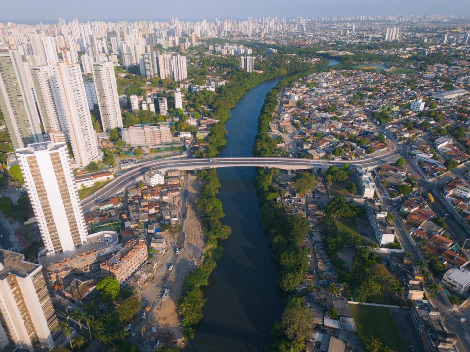 Ponte Engenheiro Jaime Gusmo cruza o Capibaribe (Foto: Prefeitura do Recife)