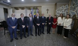 Presidente do TJPE, desembargador Ricardo Paes Barreto, ao lado do presidente do TCE-PE, conselheiro Valdecir Pascoal, e representantes da Prefeitura de Jaboato dos Guararapes