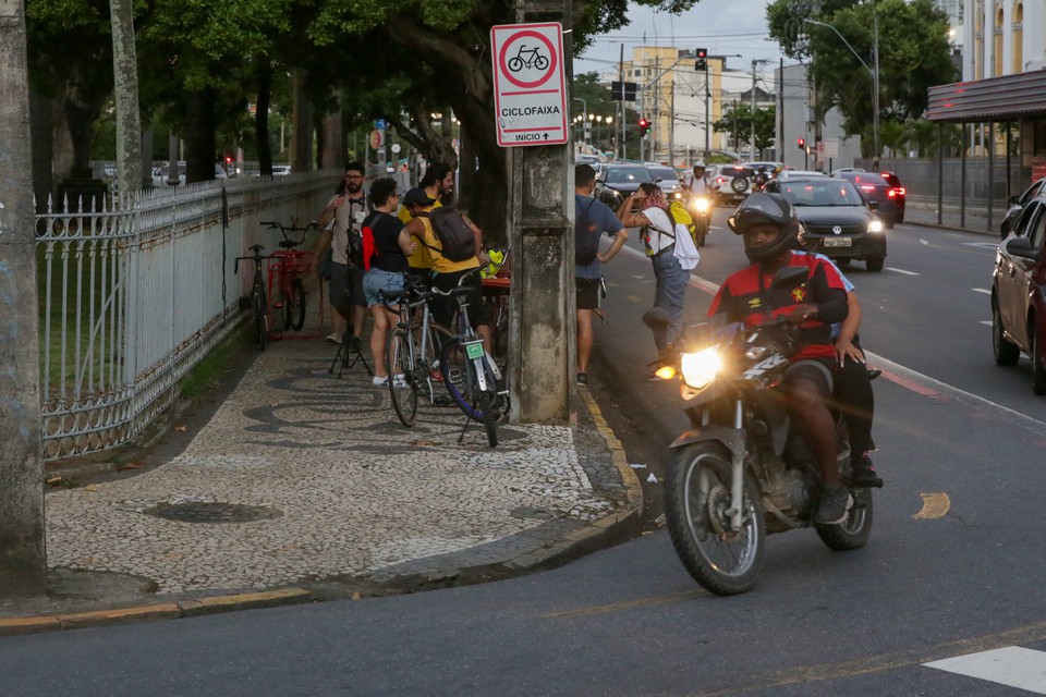 Ciclistas denunciam o desrespeito de motoristas e motociclistas que invadem as ciclofaixas, espao destinado ao fluxo de bicicletas   (Foto: Rafael Vieira/DP )