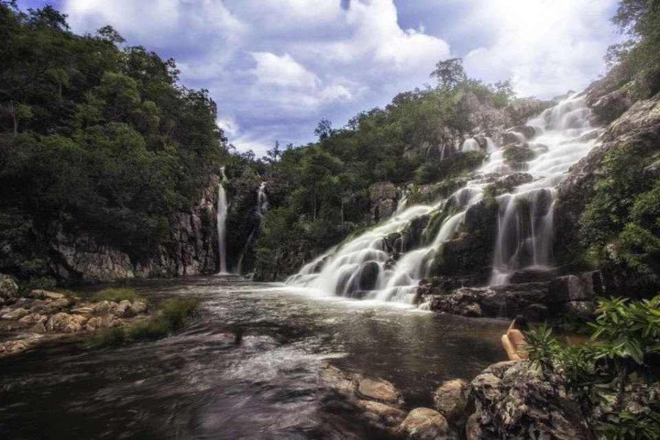 Chapada dos Veadeiros (GO): espaços externos com formações aquíferas foram os mais associados à melhora nos sintomas de transtornos mentais, mas parques e outras intervenções urbanas também tiveram impacto positivo (foto: Aline Fortuna/Wikimedia Commons)