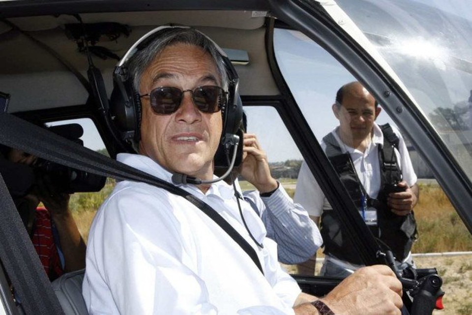 
Sebastin Piera a bordo de seu helicptero, em foto de 2006 (foto: AFP)