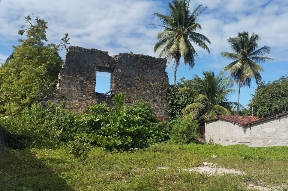 
Segundo o historiador Guilherme Jorge Paes Barrtto Neto, no ano de 1632 a Igreja da Misericrdia foi saqueada pelos holandeses, caindo ento em abandono (Foto: Divulgao)