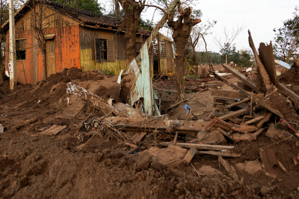 Casas destrudas e escombros so vistos no bairro Passo de Estrela, em Cruzeiro do Sul, Rio Grande do Sul (Crdito: SILVIO AVILA / AFP
)