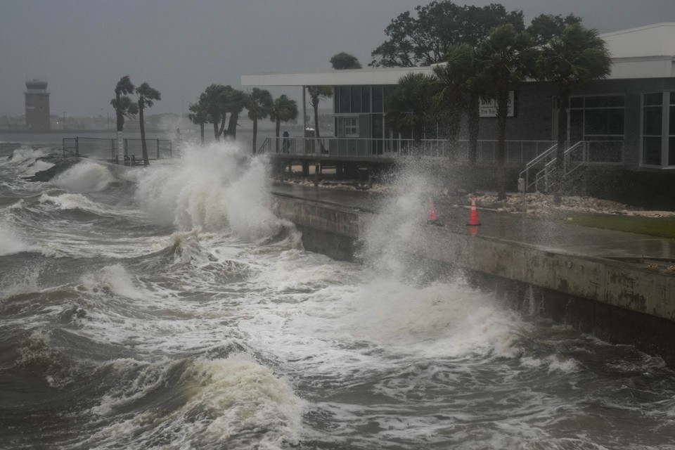 Informaes so do Centro Nacional de Furaces dos Estados Unidos (NHC) (foto: BRYAN R. SMITH / AFP)