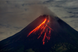 O Monte Merapi expele lava em suas encostas durante uma erupo vista na vila de Srumbung em Magelang, Java Central