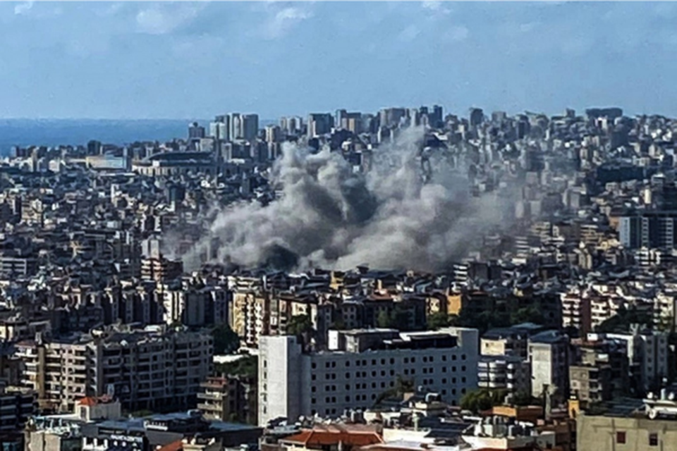 Fumaa espessa sobe acima dos subrbios ao sul de Beirute aps um ataque israelense em 20 de setembro de 2024
 (Crdito: AFP)