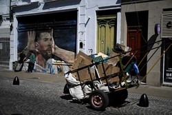 Pobreza na Argentina dispara e atinge mais da metade da populao  (foto: LUIS ROBAYO / AFP)