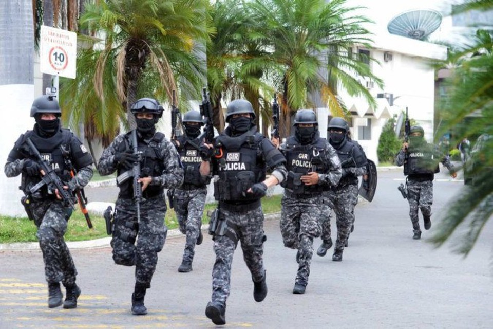 Esquadro da polcia equatoriana entrou nas instalaes do canal de televiso TC do Equador depois que homens armados no identificados invadiram o estdio de televiso estatal ao vivo em 9 de janeiro de 2024 (foto: STRINGER/AFP)