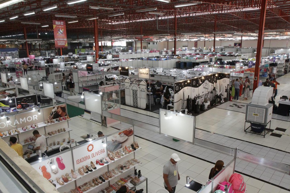 Voltada para empresrios do setor varejista e atacadista de calados, a feira conta com mais de 100 expositores e rene cerca de 300 marcas nacionais e internacionais (Foto: Armando Lima)