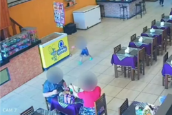 Menino de 2 anos morre atropelado aps sair correndo de restaurante (Crdito: Reproduo)