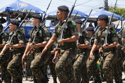 Desfile de 7 de Setembro rene autoridades, militares e estudantes no Recife (Foto: Rafael Vieira/DP)