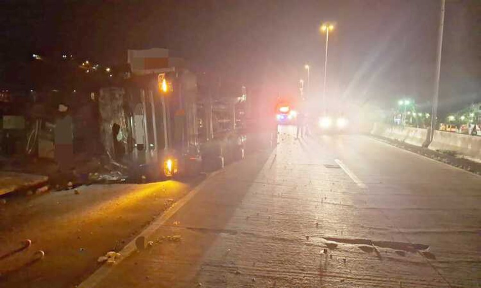 O motorista e um passageiro ficaram feridos, a princpio sem gravidade, e foram encaminhados para o Hospital Joo Murilo em Vitria de Santo Anto (Foto: Divulgao/PRF)