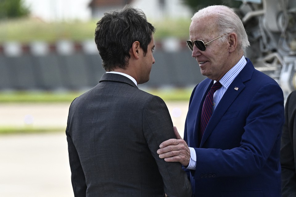 O presidente dos EUA, Joe Biden,  recebido pelo primeiro-ministro da Frana, Gabriel Attal, ao chegar na Frana (Foto: JULIEN DE ROSA / POOL / AFP
)