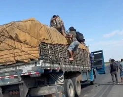 Motorista   autuado por levar dez trabalhadores em cima de caminho (Foto: Reproduo/PRF)