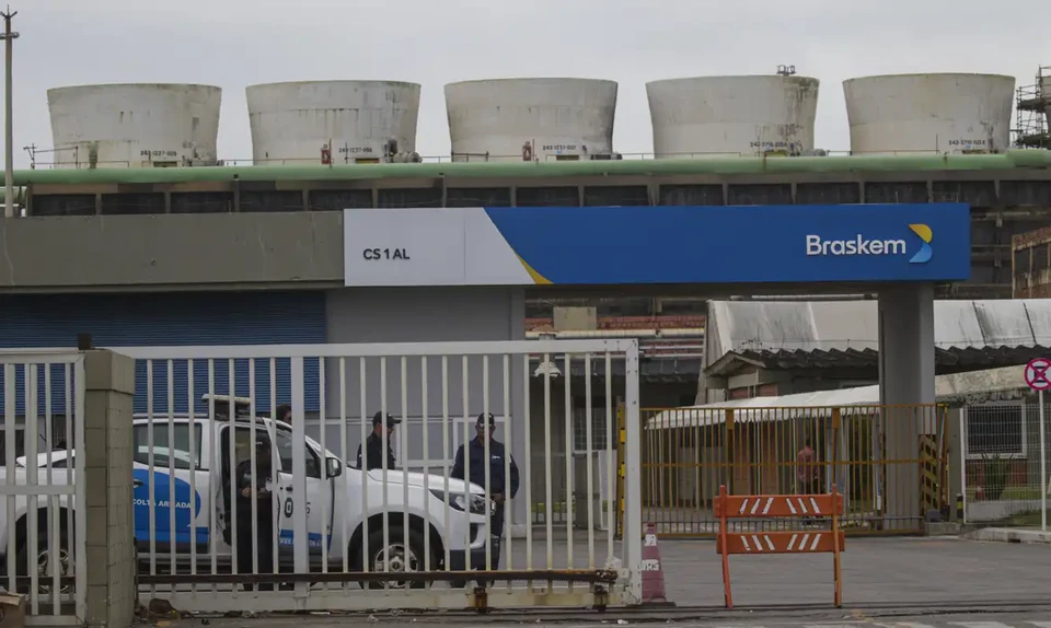 Diversos bairros da capital alagoana sofrem com desgaste do solo provocado ao longo dos anos pela explorao de sal-gema, em jazidas no subsolo abertas pela Braskem (Foto: Jodson Alves/Agncia Brasil)