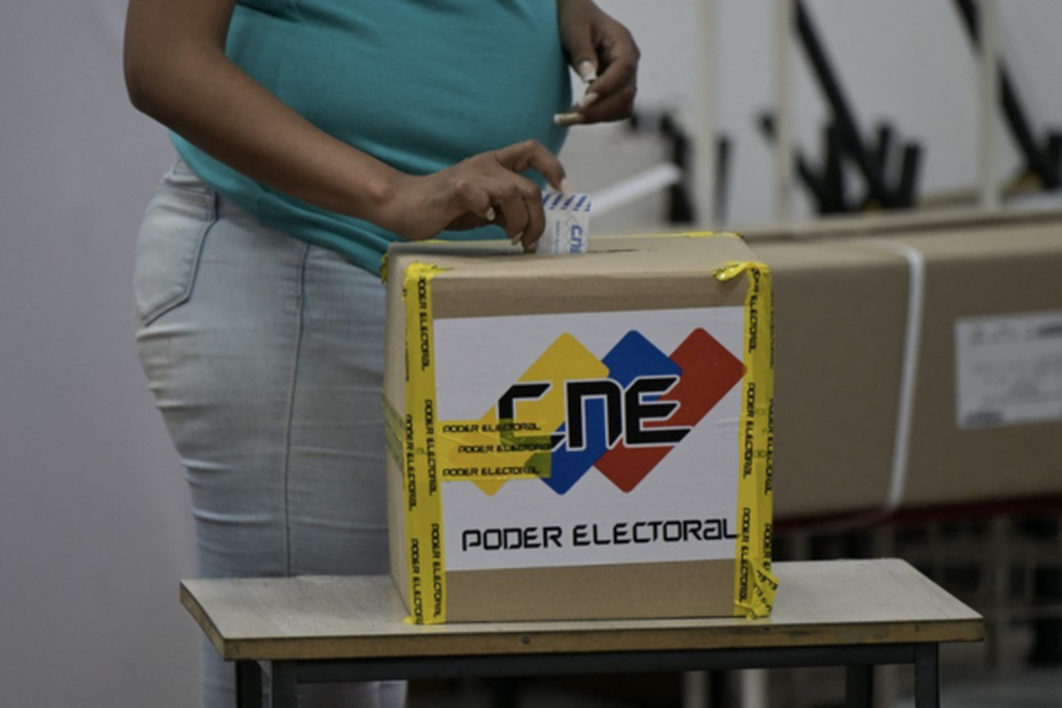 Uma mulher vota durante as eleies presidenciais venezuelanas, em Caracas (Crdito: YURI CORTEZ / AFP)