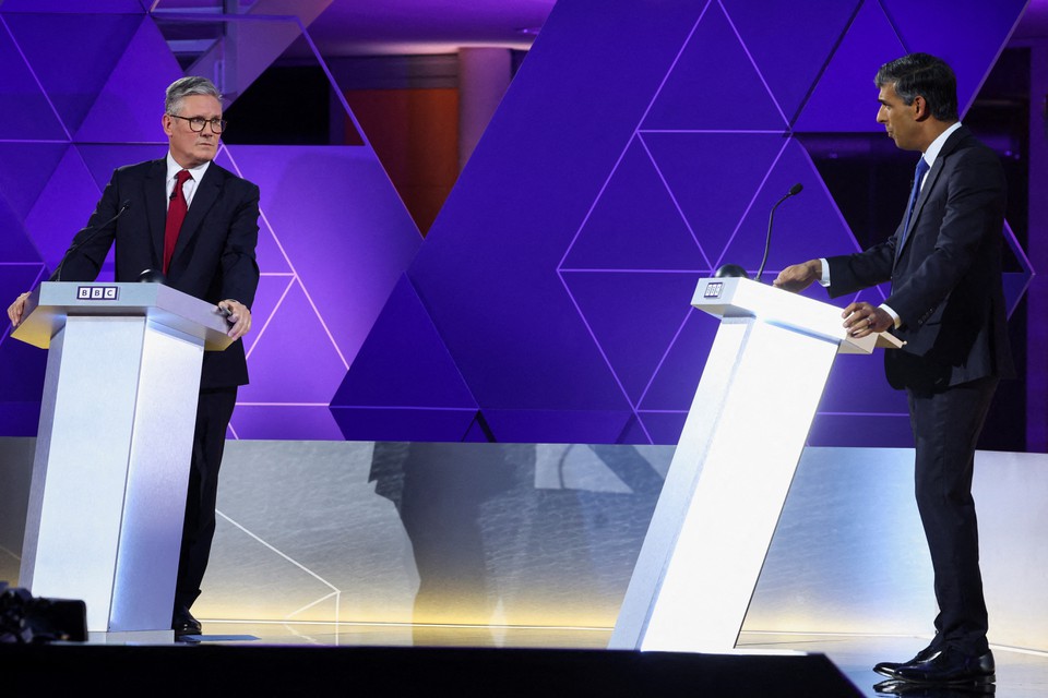 Rishi Sunak e Keir Starmer participam de um debate ao vivo na TV (Foto: PHIL NOBLE / POOL / AFP
)