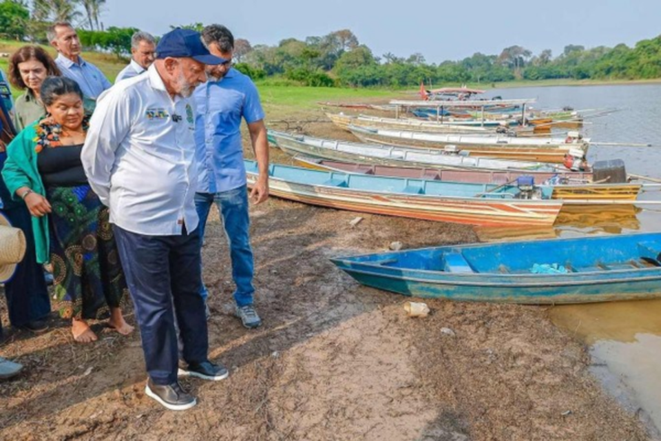 Presidente Lula verifica leito ressecado de rio em Manaquiri (AM)  (Crdito: Ricardo Stuckert/PR)