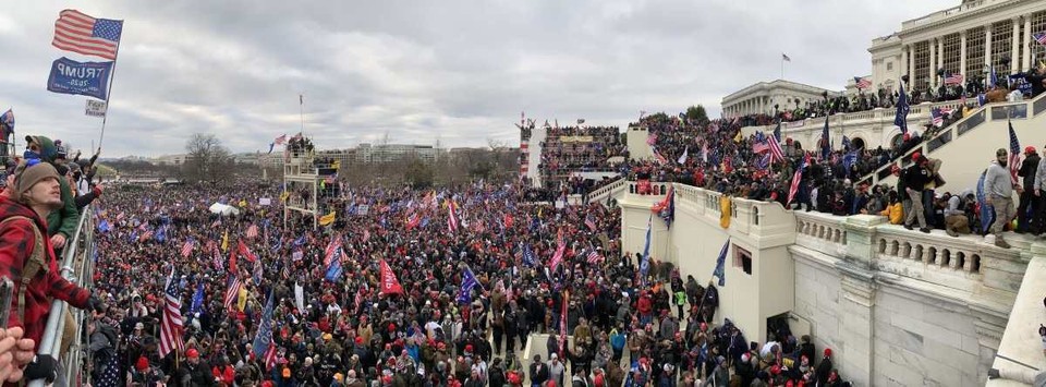 

A multido de simpatizantes de Trump durante a invaso ao Capitlio, em 6 de janeiro de 2021  (foto: Nick Quested)