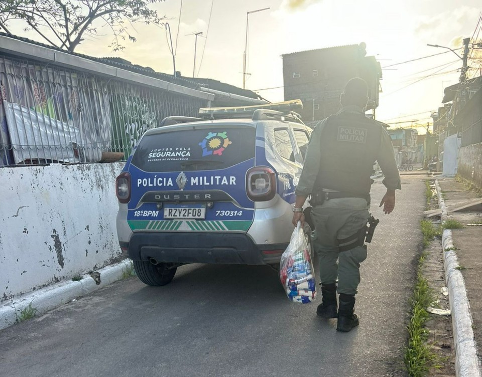 Os policiais abordaram o homem aps analisar imagens onde o suspeito aparecia em um veculo fazendo a entrega de cestas bsicas a moradores do municpio, vestindo uma camisa com o slogan de um candidato a prefeito (Foto: Reproduo)