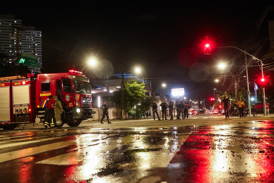 Uma viatura do Corpo de Bombeiros foi acionada para atuar no combate das chamas na pista  (Foto: Sandy James/DP )