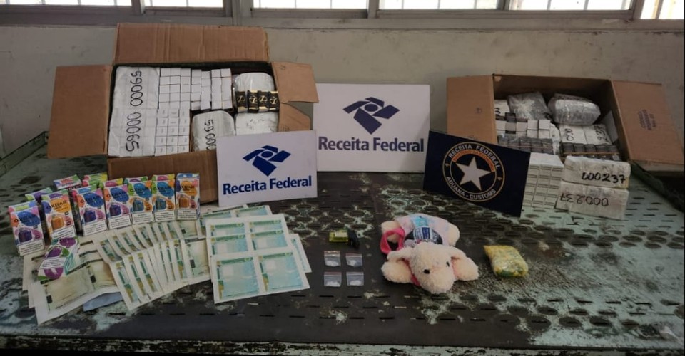 Drogas e documentos em branco foram apreendidos pela Receita Federal  (Foto: Receita Federal )