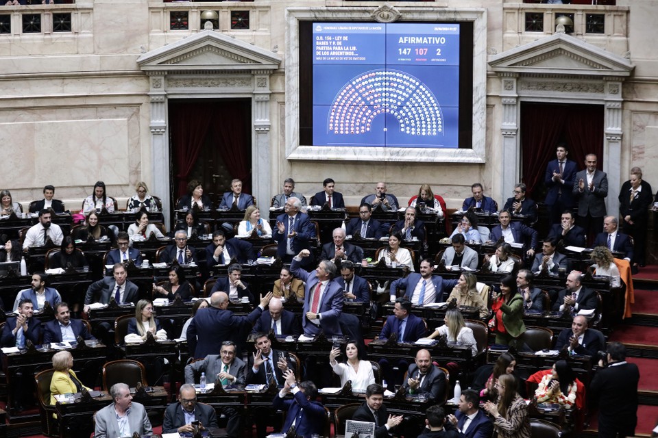 Parlamentares reagem aps aprovao da %u201CLei de Bases%u201D na Cmara dos Deputados do Congresso Nacional em Buenos Aires, na Argentina (Foto: EMILIANO LASALVIA / AFP
)