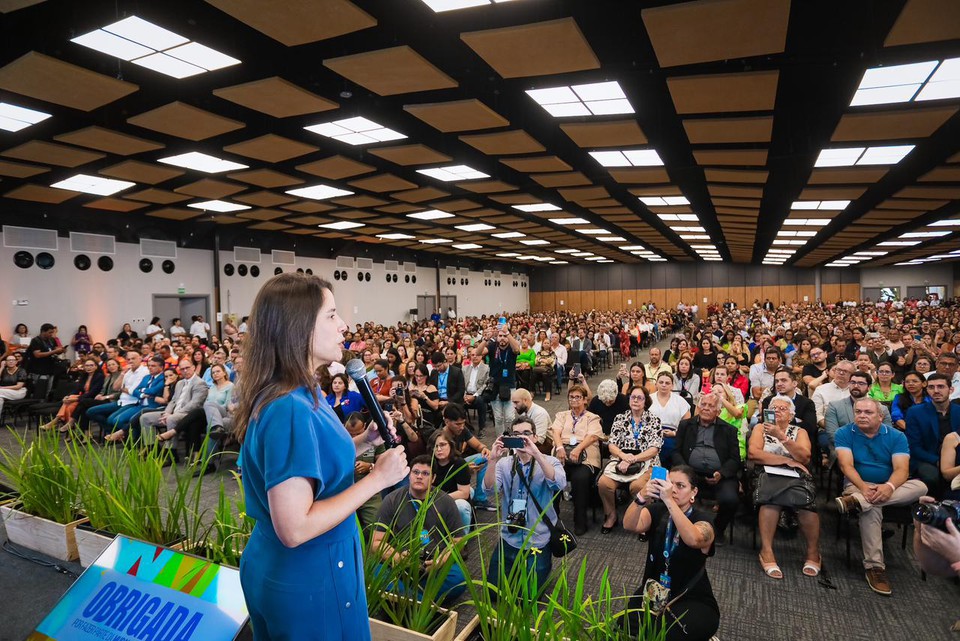 O anncio foi feito pela governadora Raquel Lyra no Centro de Convenes, em Olinda, onde os profissionais do Governo de Pernambuco receberam uma placa comemorativa (Foto: Janana Pepeu/Secom)