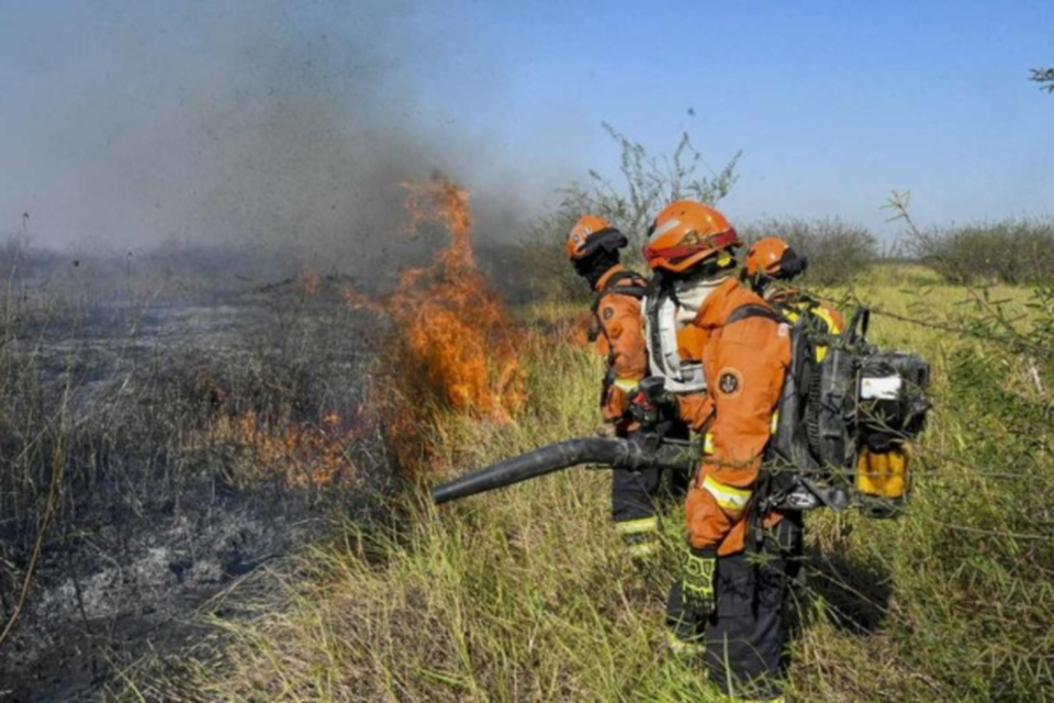 Bombeiros em ao no combate a incndios florestais em Mato Grosso do Sul: fenmeno  maior do que a capacidade de conteno  (Crdito: AFP)