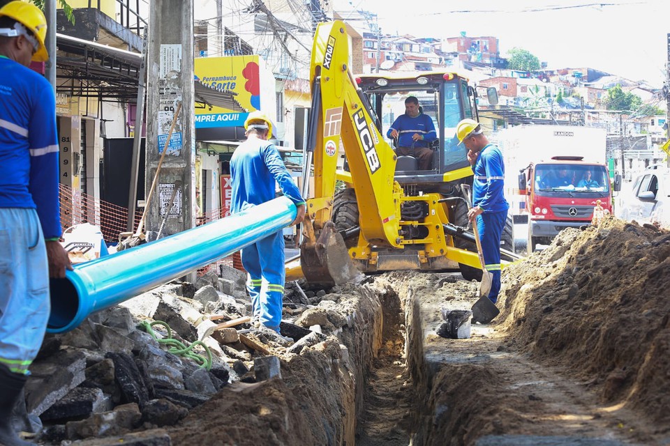 As obras tiveram incio nesta quarta-feira (10) e os primeiros passos foram supervisionados pelo presidente da Compesa, Alex Campos, e pelo diretor da Regional Metropolitana, Flvio Coutinho (Foto: Divulgao/Compesa)