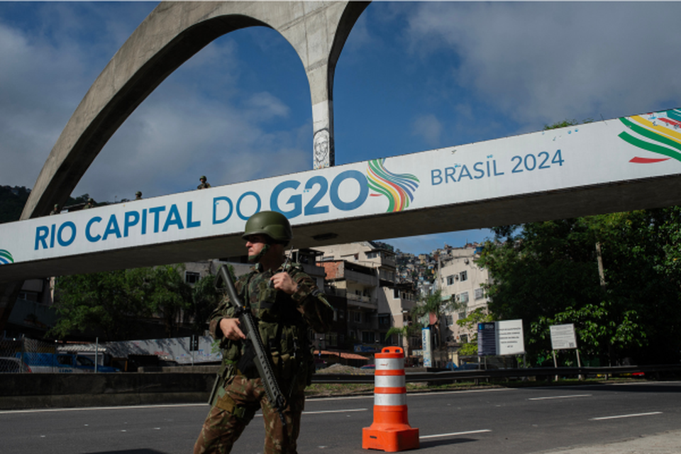 Um soldado em p fazendo guarda na frente da Rocinha, uma das maiores favelas do Rio de Janeiro (Crdito: TERCIO TEIXEIRA/ AFP)