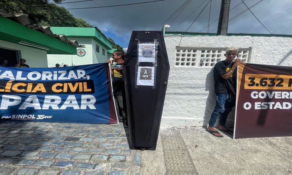 Caixo preto foi colocado na frente do IML, por causa da paralisao de advertncia da Polcia Civil.  (Foto: Romulo Chico/ Esp DP Foto)
