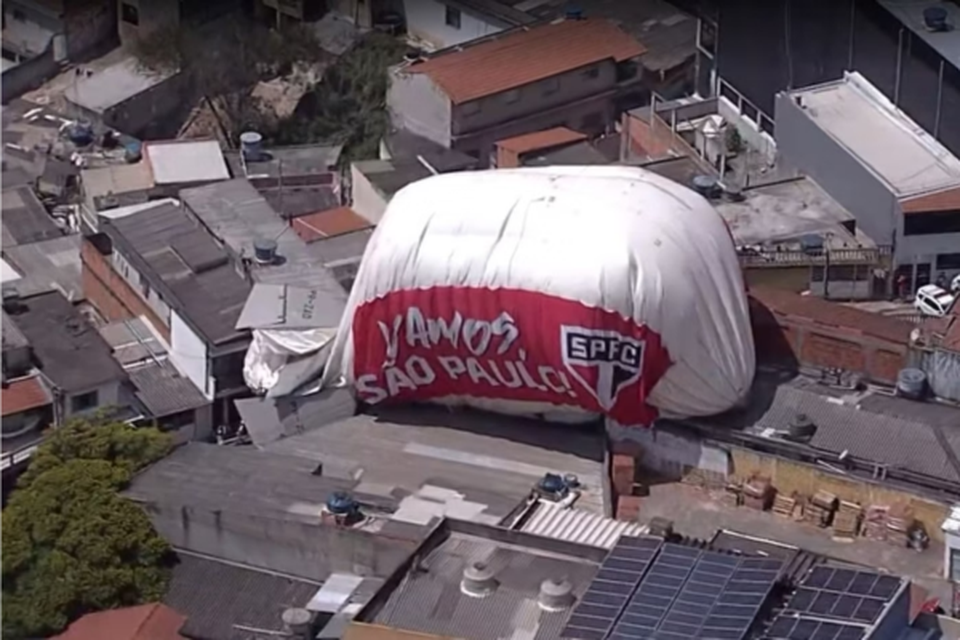 Uma pessoa ficou levemente ferida, segundo os bombeiros (Crdito: Reproduo/ TV Globo)