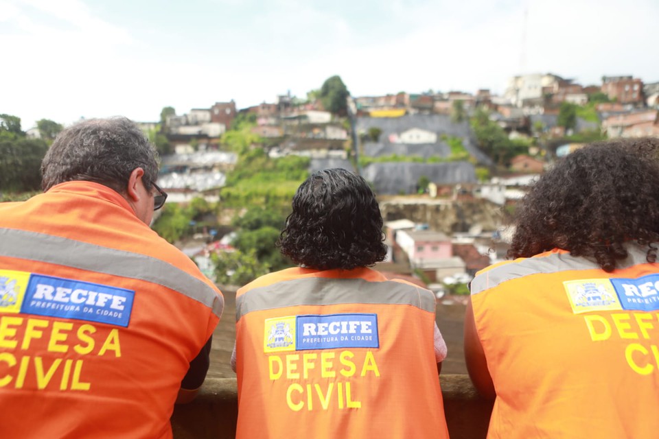 Defesa Civil monitora reas de morros (Foto: Prefeitura do Recife)