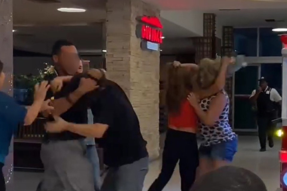 Homens e mulheres brigaram em shopping  (Foto: redes sociais )