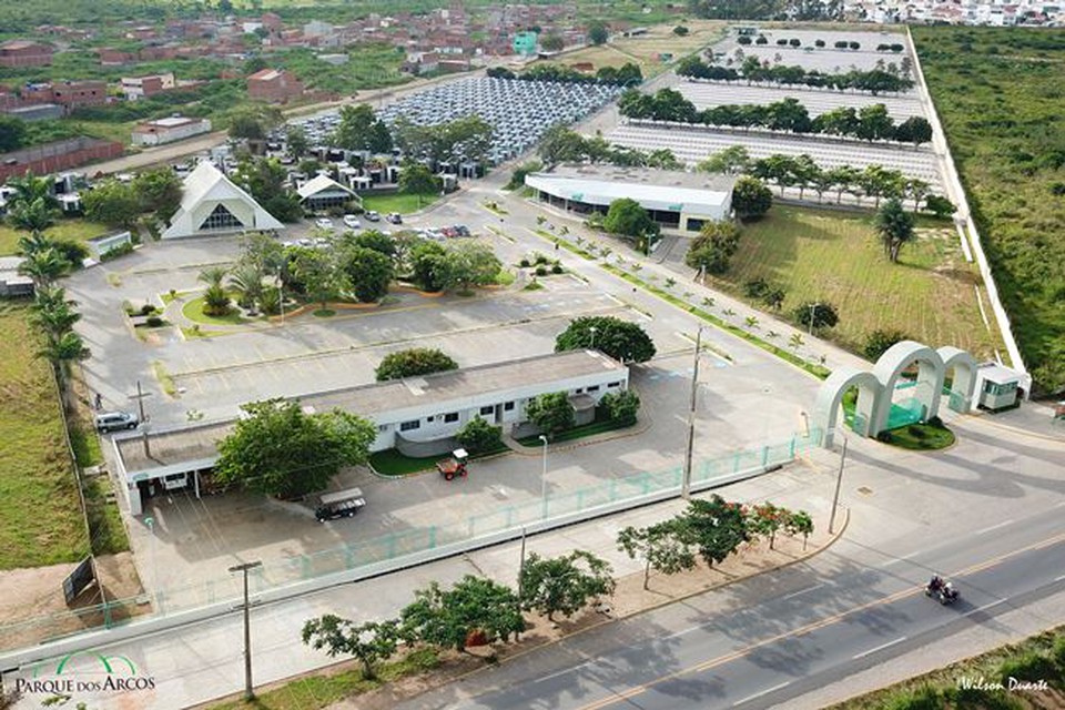 Os corpos foram sepultados nesta quarta-feira (17) no cemitrio Parque dos Arcos, em Caruaru (Foto: Reproduo/Cemitrio Parque dos Arcos)