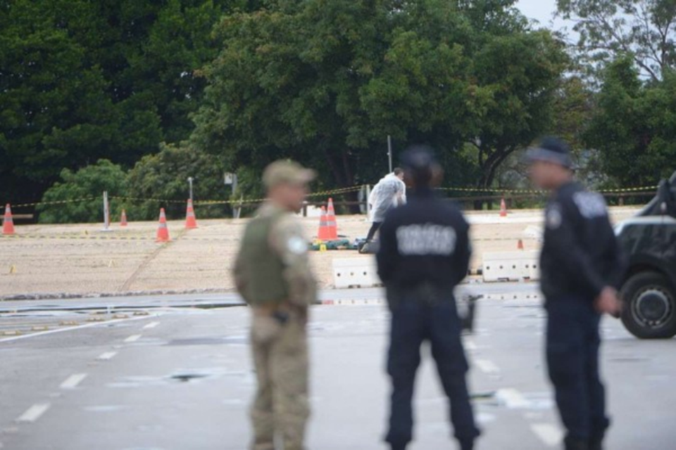 Foras de segurana se renem na Praa dos Trs Poderes aps atentado terrorista  (Crdito: ED ALVES/CB/D.A.Press)