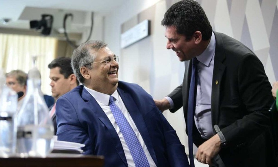 
Dino e Moro se cumprimentam antes de sabatina na Comisso de Constituio e Justia do Senado (foto: Pedro Frana/Agncia Senado)