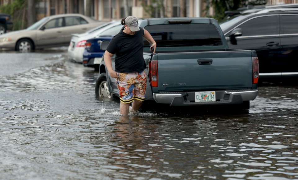 Chuvas afetaram estradas, aeroportos e escolas  (foto: JOE RAEDLE / GETTY IMAGES NORTH AMERICA / Getty Images via AFP)