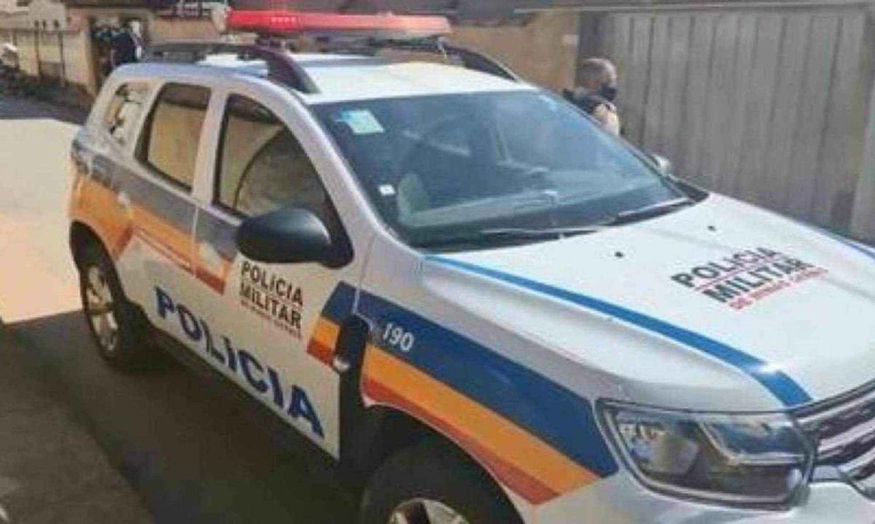 Policiais verificaram as imagens de cmeras de segurana, que desmentiram verso inicial dos pais do beb (Foto: PMMG)