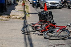 Bicicleta ficou jogada no cho 