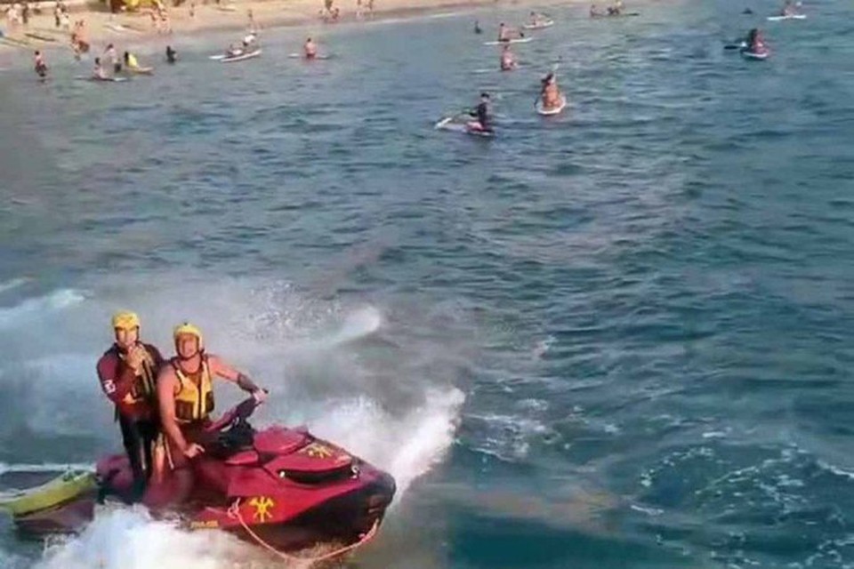 

Alguns banhistas foram lanados ao mar por conta de uma rajada de vento e outros ficaram feridos aps baterem nas pedras (foto: Reproduo/TV Globo)