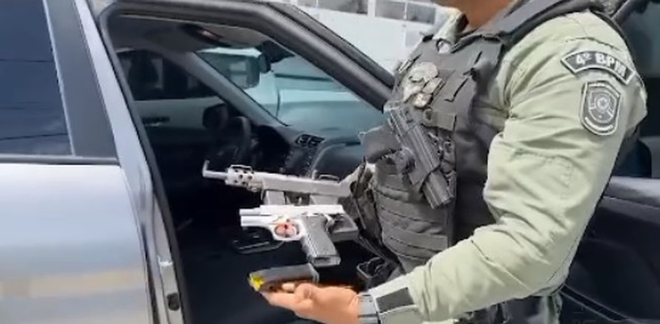 Submetralhdora e pistola 9 mm foram apreendidas (Foto: Redes Sociais )