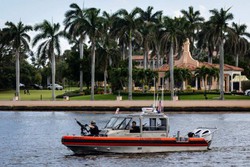 Descoberto compl do Ir para assassinar Donald Trump na campanha (Oficiais da Guarda Costeira patrulham a regio de Mar-a-Lago, residncia de Donald Trump, na Flrida: segurana reforada - (crdito: Eva Maira Uzcategui/Getty Images/AFP)
)