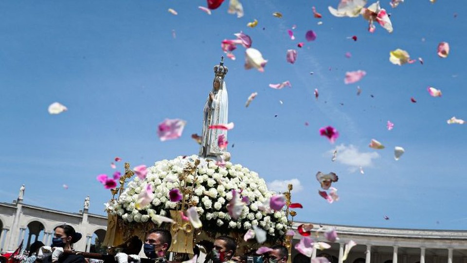 O Dia de Nossa Senhora de Ftima  celebrado em 13 de maio (Foto: AFP)